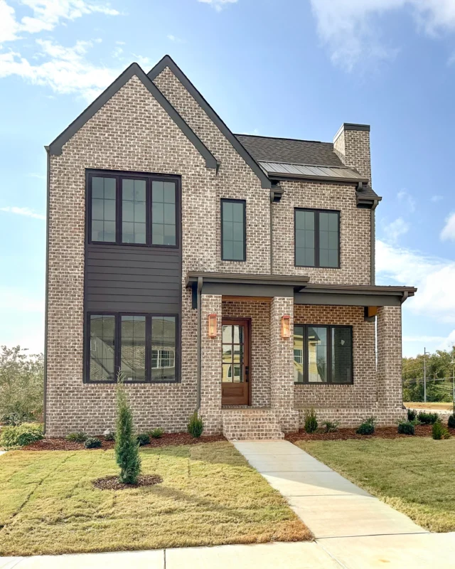 Welcome Home!🏡✨ This lovely new build is wrapped in Oyster Cove brick and white mortar, a true showcase of excellent craftsmanship by @bakerbuilthomes.👏

Find more project inspiration in our public archives~ 🔗 on our page!🇺🇸