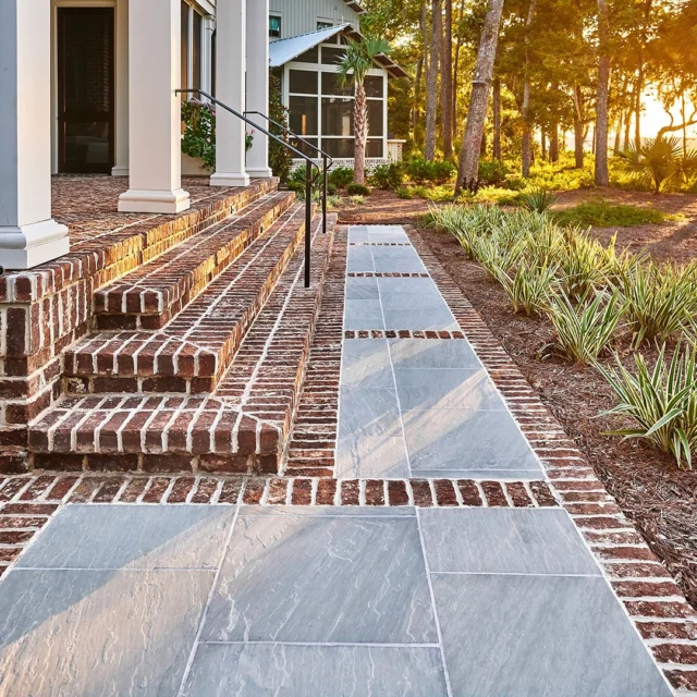 Never underestimate the power of a paver walkway🌟🧱Hardscapes are a fantastic way to add warmth and character and will often boost your home’s value too! 

📸: Classic Sandstone Sterling Pavers @savannahstonesource 
🇺🇸: Explore more from this collection on our website!