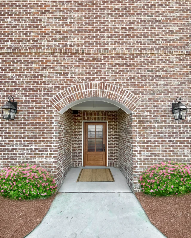 Feels like spring outside — a reminder that great curb appeal starts with brick.🧱🌸 Explore all kinds of exterior inspiration by visiting our Project Archives! ✅

📸 Allendale Rustic Brick + White Mortar