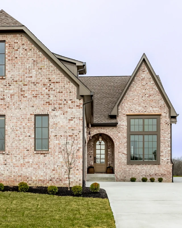 Jodi Pierrot Design and McKenzie Pierrot Homes nailed this one.🤎 Notice how every choice on this exterior works with Sierra, not against it. This brick is a lighter, pastel combination of reds with kiln flashes that can shift in color from slate to bronze depending on what it’s paired with. Here, the warm toned windows, copper fixtures and white mortar mixed with natural sand pull out the browns and the result is absolutely beautiful.👏

👷‍♀️ Design + Build: Jodi Pierrot Design & McKenzie Pierrot Homes @jodipierrotdesign 
🤝Partner Masonry Supplier: @mattcurley.brickstone @stonecenterofindiana 
📸Photography: @addisongroupllc