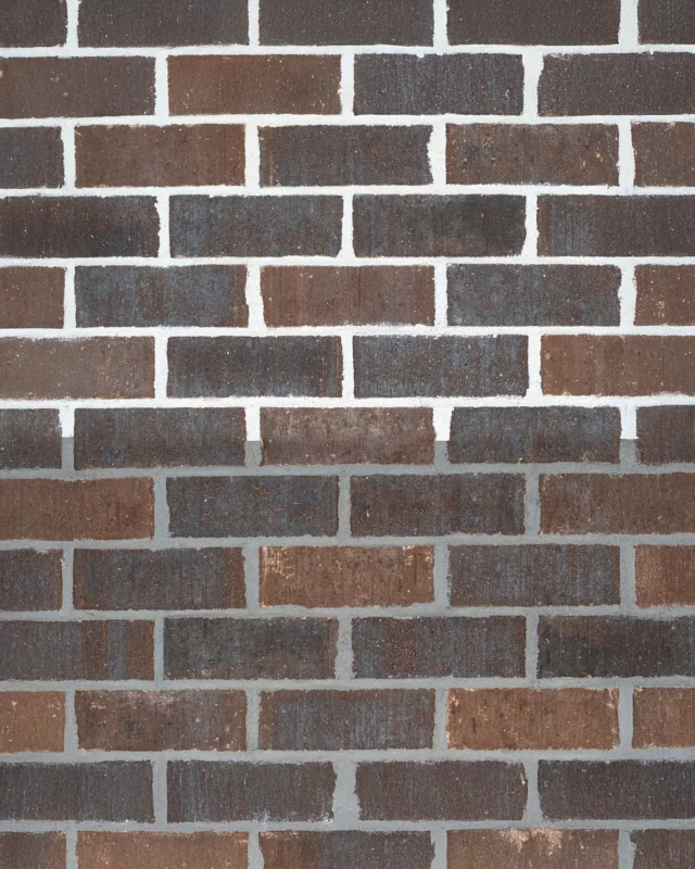 Same brick, different mortar! Sand Rock brick is a moody palette of earthen neutrals ranging from slate to brown and maroon, but the overall color relies heavily on the mortar selection.🎨

For a warmer, brown appearance, gray mortar usually does the trick. Red mortar will bring out more of the red hues, while white mortar often brings out the cooler, slate tones. Swipe to see examples of each!👉

🇺🇸 From the Bluegrass Collection, Crafted in Gleason, TN