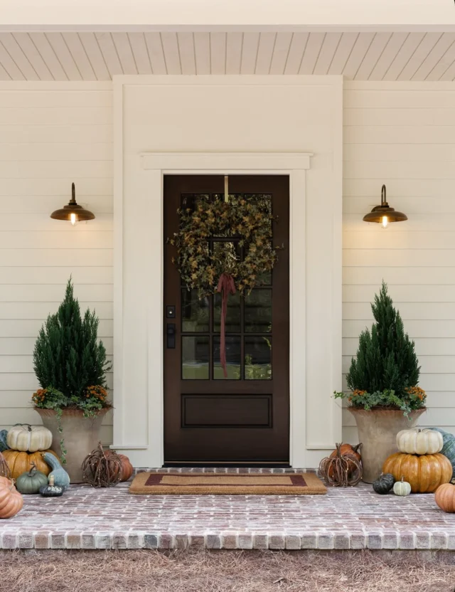 Fall looks good on Allendale Rustic and Magnolia Brick.🧱🍂 Swipe to see more of our favorite fall exteriors!

Inspo from @laineandlayne and @myrusticmodernhome - they never miss!👏🏼