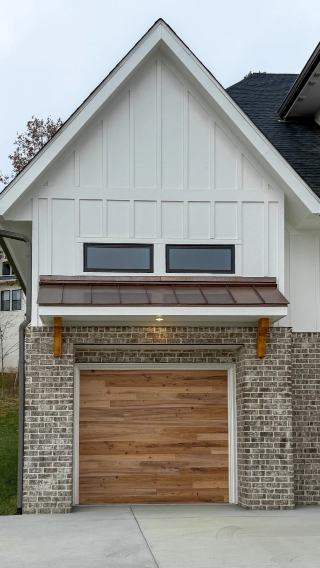 Smitten with every detail of this custom built #ModernFarmhouse by @partnersinbuild in Franklin, Tennessee.🤎

🧱Charleston Alley Brick Manufactured in South Carolina

#designbuild #newbuildjourney #franklintn #customhome #rustichome #farmhousedesign #farmhousechic #newbuildhomes #farmhousehome #exteriorinspo